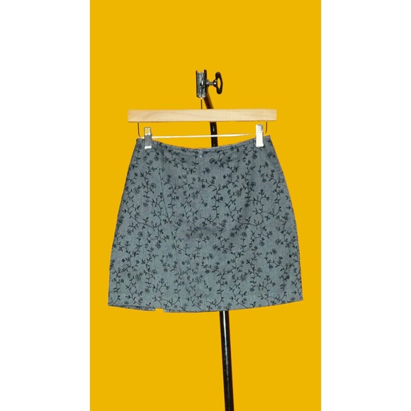 1990s-Y2K EXPRESS Gray Mini Skirt W/FLOCKED Velvet Flowers & Front Slit. XS-S - Picture 4 of 10